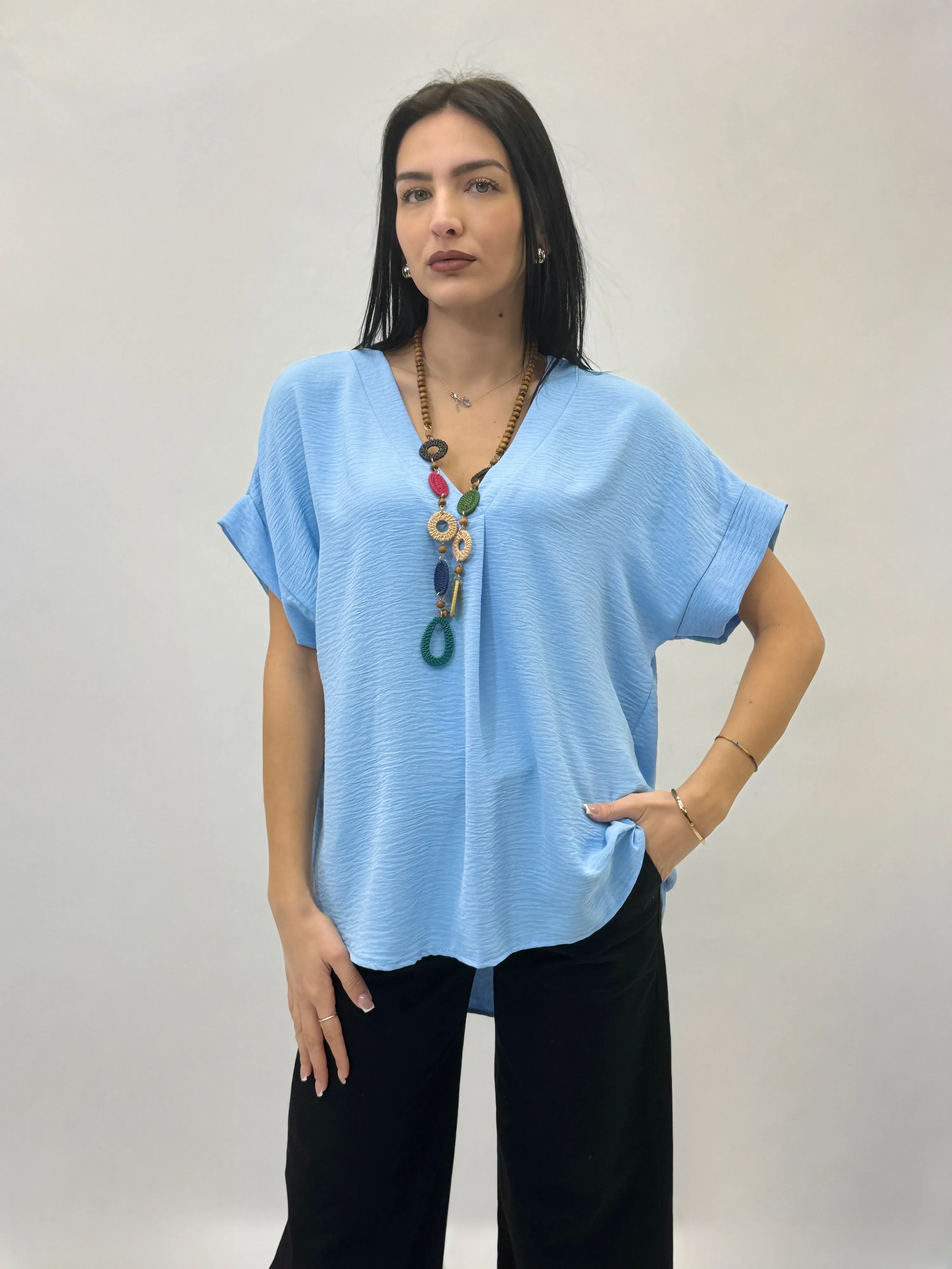 Maglia mezze maniche con collana scollo V